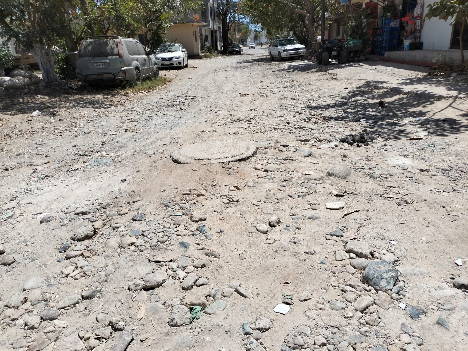 Exigen vecinos de Ixtapa pavimentar céntrica calle en colonia 24 de Febrero