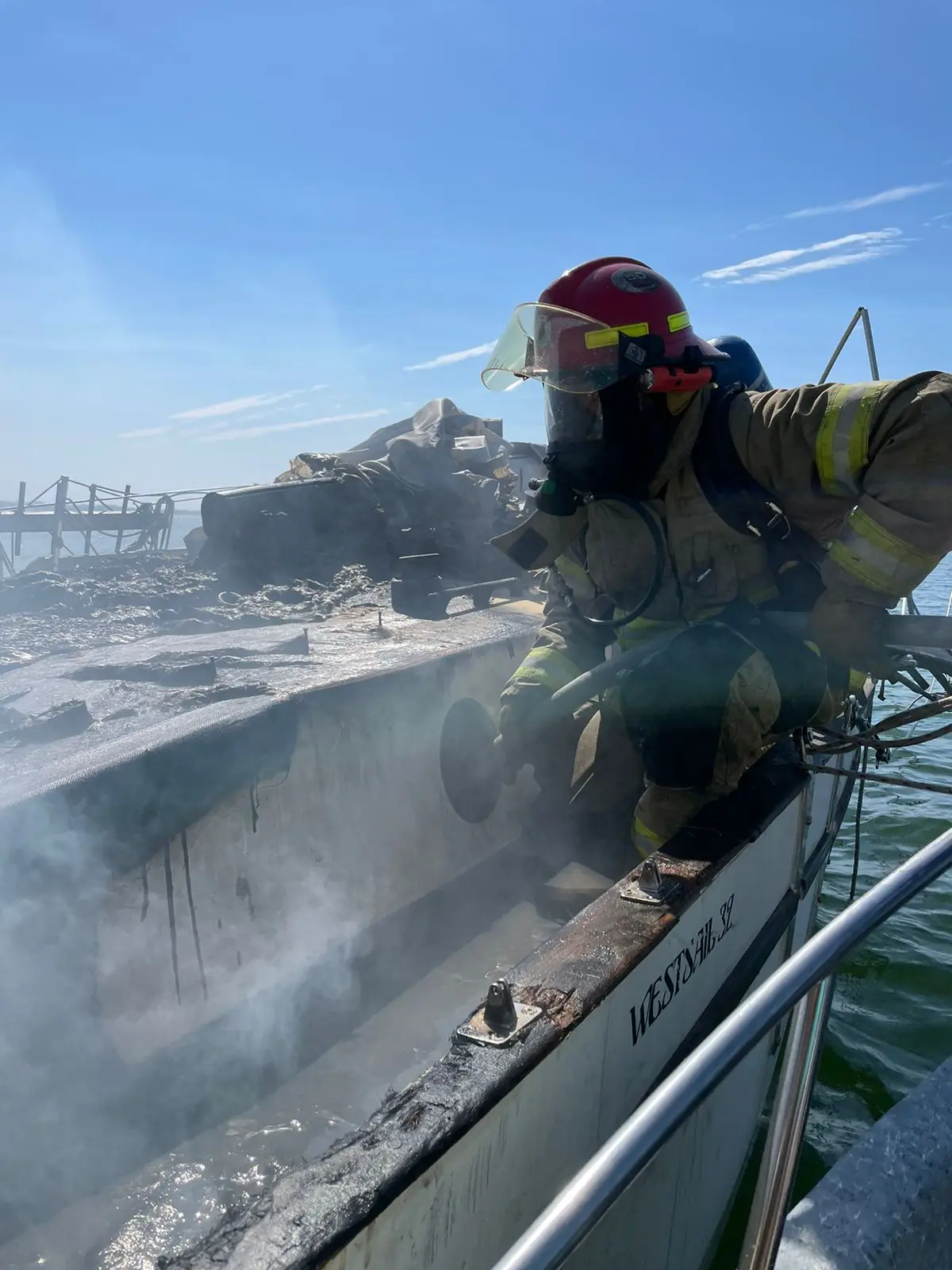 (VIDEO) Se incendia velero en altamar frente a La Cruz de Huanacaxtle