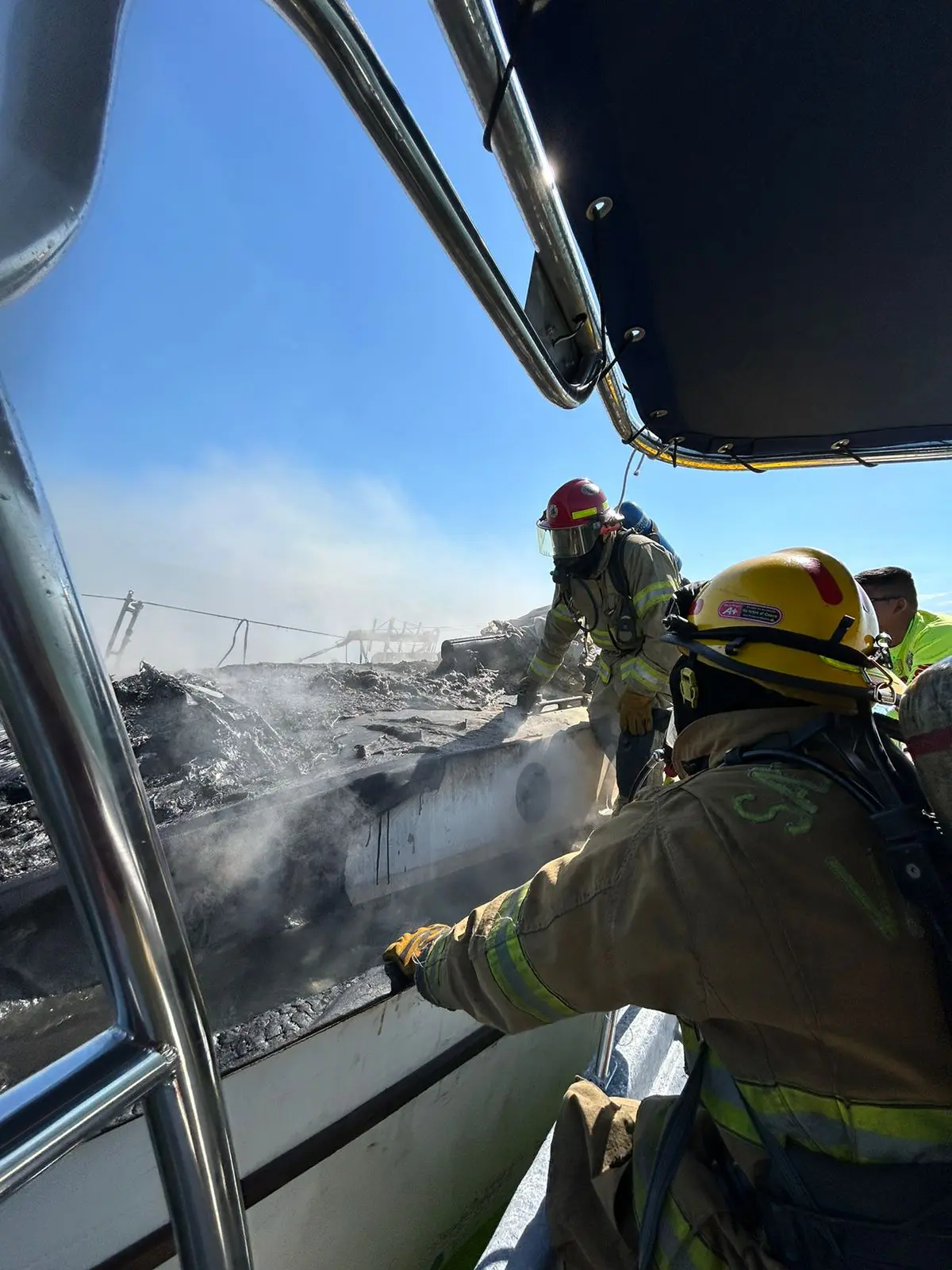 (VIDEO) Se incendia velero en altamar frente a La Cruz de Huanacaxtle
