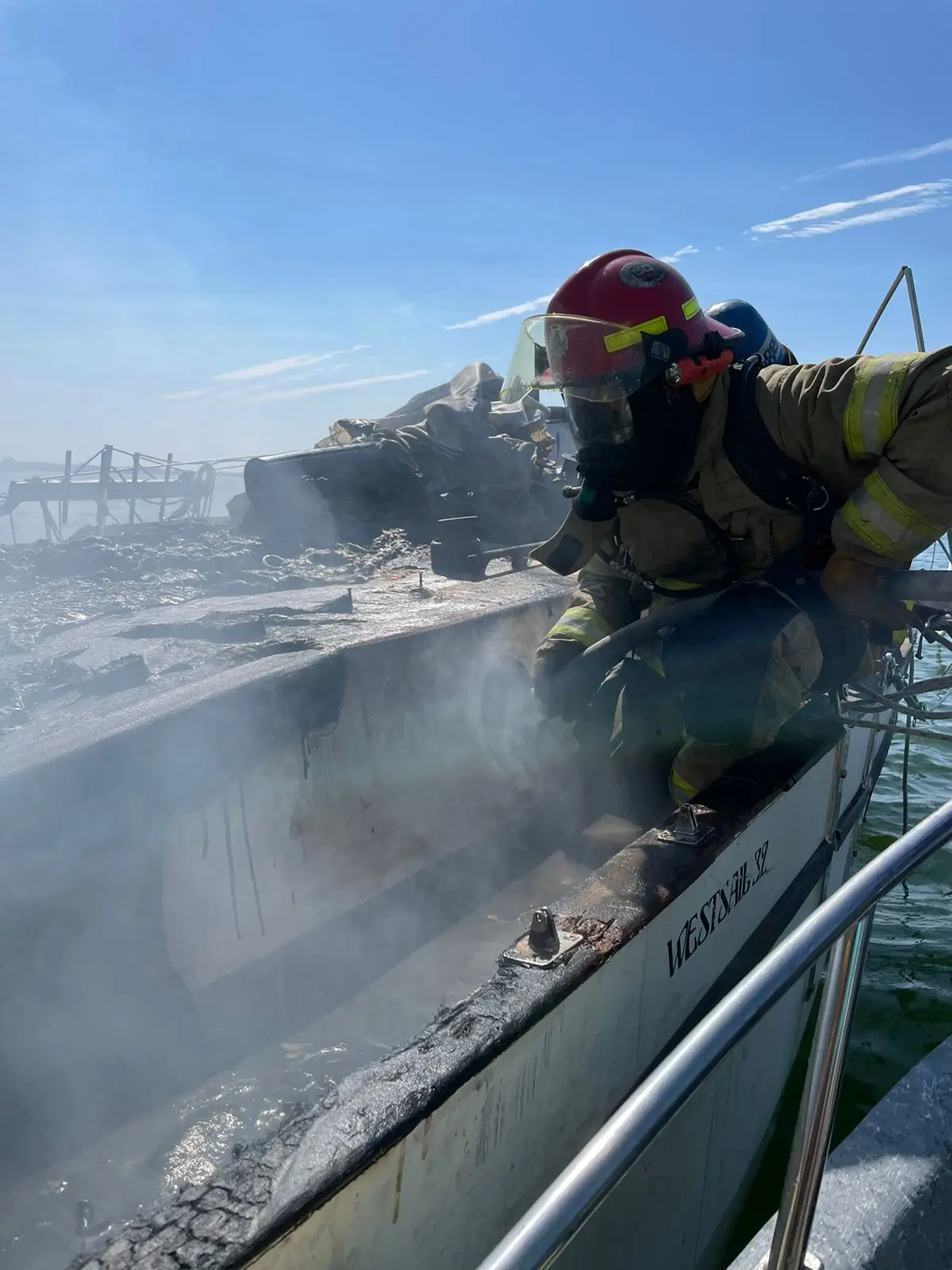 (VIDEO) Se incendia velero en altamar frente a La Cruz de Huanacaxtle