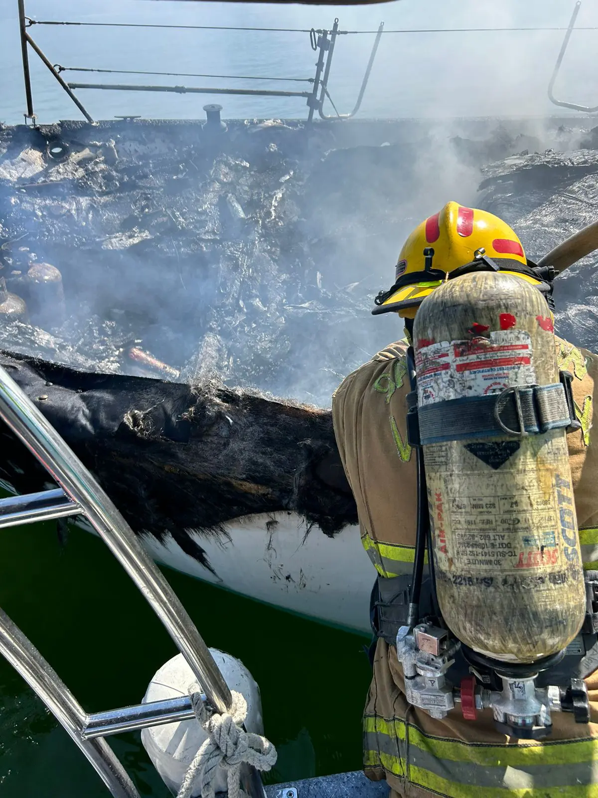 (VIDEO) Se incendia velero en altamar frente a La Cruz de Huanacaxtle