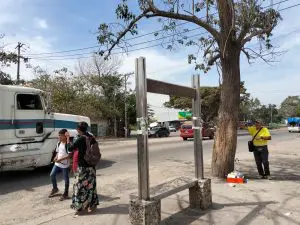 Exigen reparación y limpieza en parada de camión en Ixtapa
