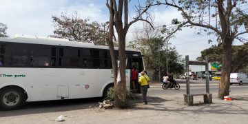 Exigen reparación y limpieza en parada de camión en Ixtapa