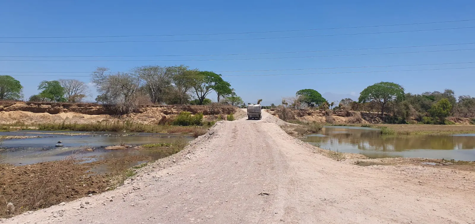 Cerrado el paso de El Guayabo del lado de Ixtapa; camión quedó varado