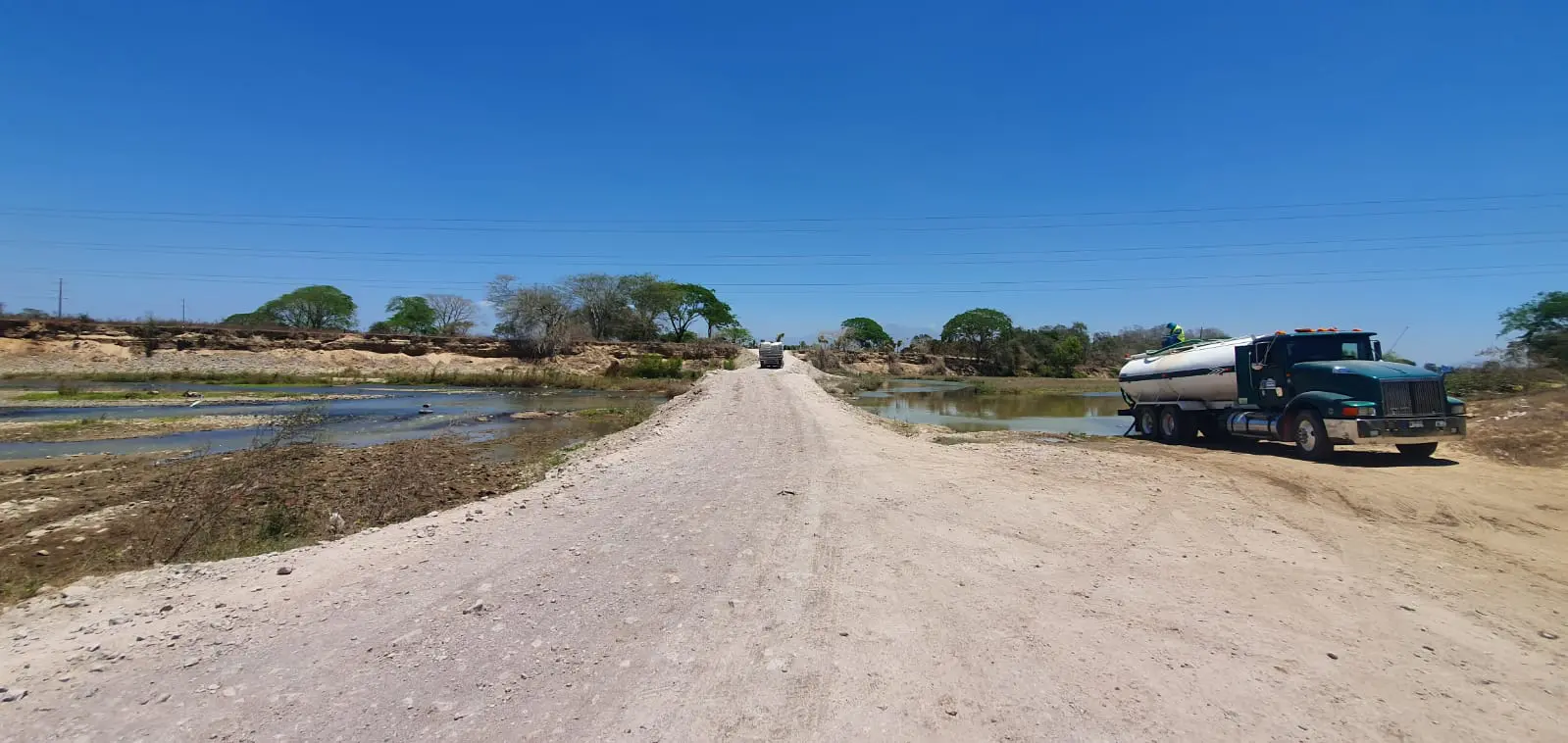 Cerrado el paso de El Guayabo del lado de Ixtapa; camión quedó varado