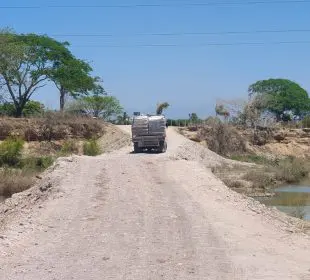 Cerrado el paso de El Guayabo del lado de Ixtapa; camión quedó varado