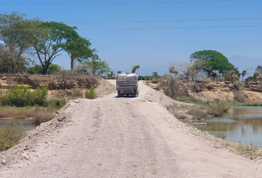 Cerrado el paso de El Guayabo del lado de Ixtapa; camión quedó varado