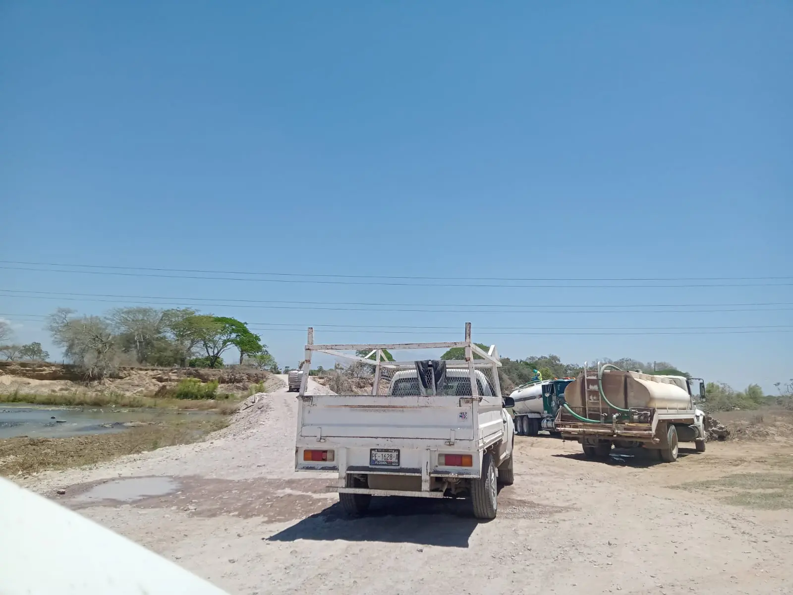 Cerrado el paso de El Guayabo del lado de Ixtapa; camión quedó varado