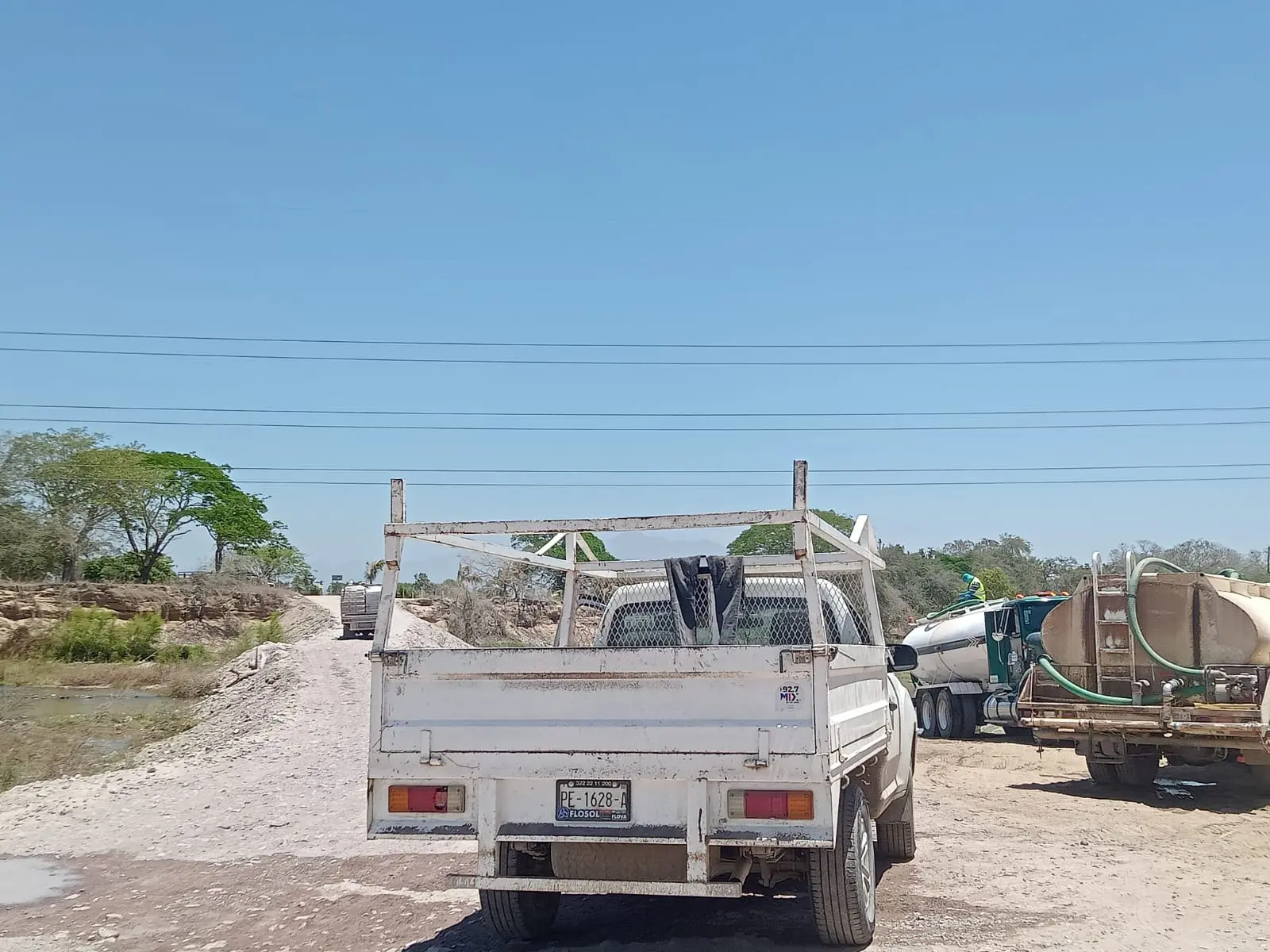 Cerrado el paso de El Guayabo del lado de Ixtapa; camión quedó varado