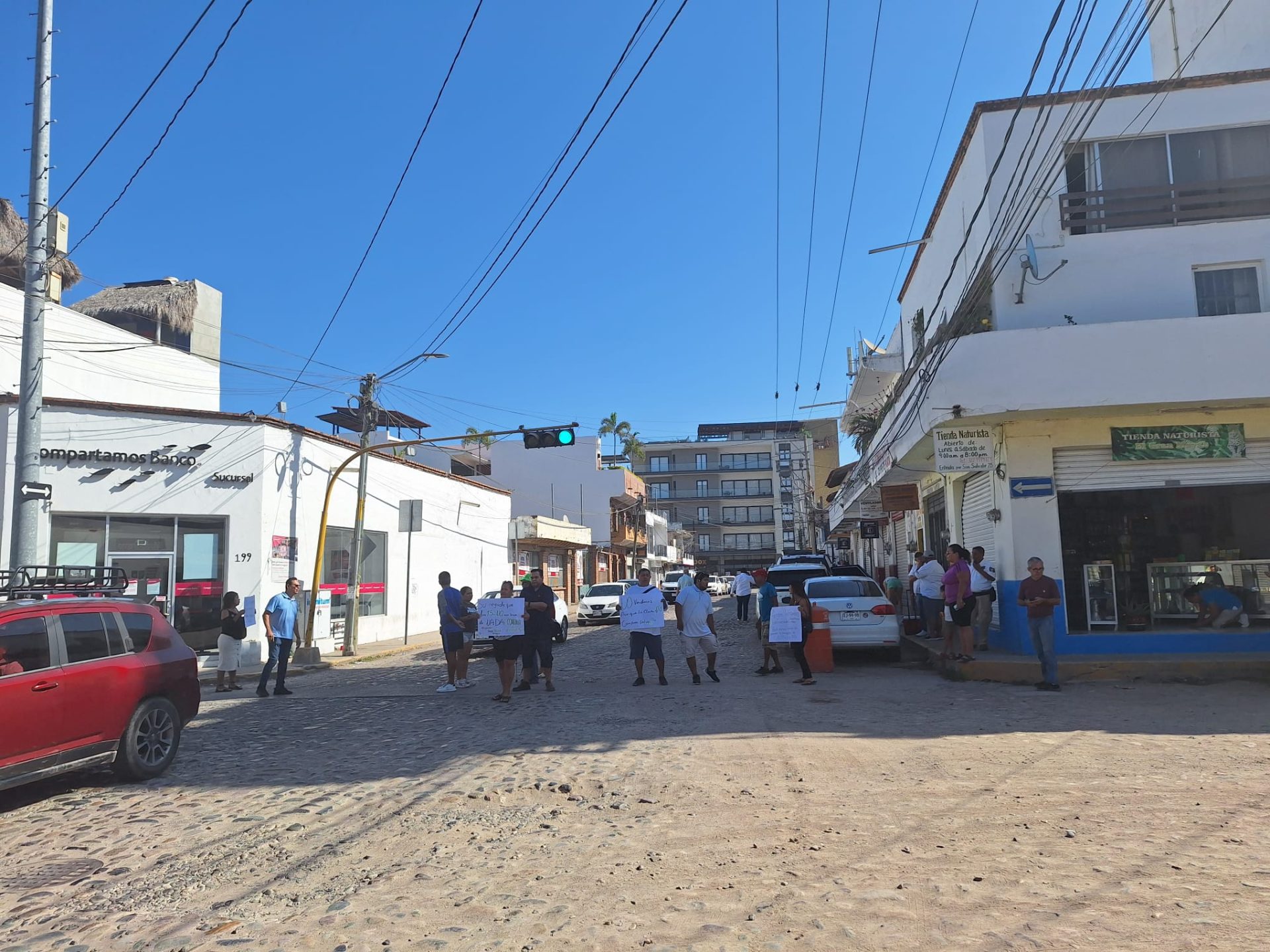 Vecinos cierran calle San Salvador y exigen pavimentación