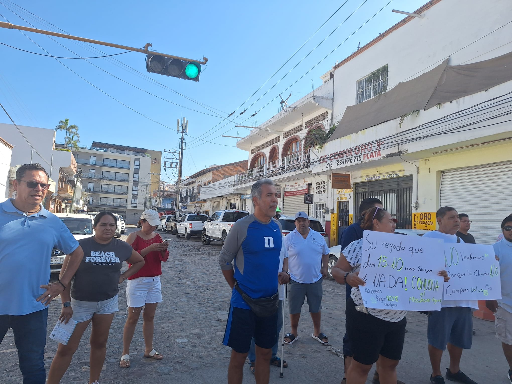 Vecinos cierran calle San Salvador y exigen pavimentación