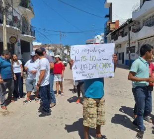 Vecinos cierran calle San Salvador y exigen pavimentación