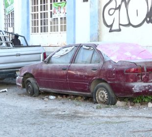 Cada día más autos abandonados en calles de la colonia 5 de Diciembre