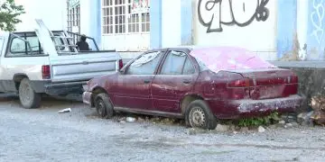 Cada día más autos abandonados en calles de la colonia 5 de Diciembre