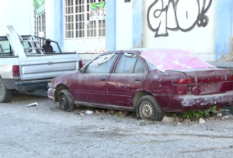 Cada día más autos abandonados en calles de la colonia 5 de Diciembre