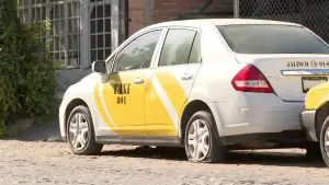 Cada día más autos abandonados en calles de la colonia 5 de Diciembre