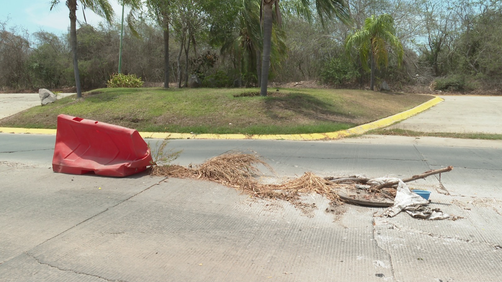 Levantamiento del suelo en Av. Altavela pone en peligro a automovilistas