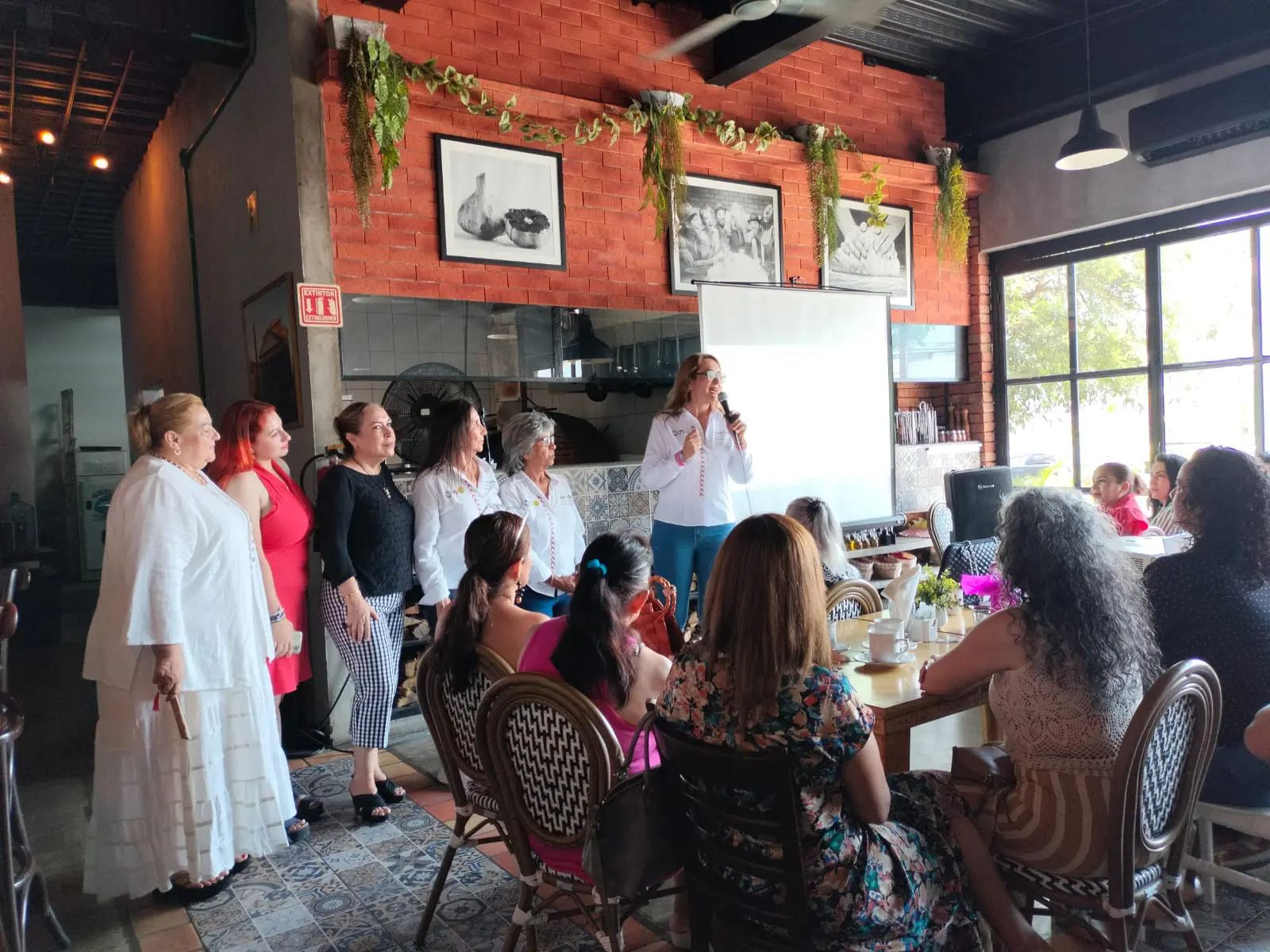 Eva Contreras encabeza reunión con candidatos de "Fuerza y Corazón por México"
