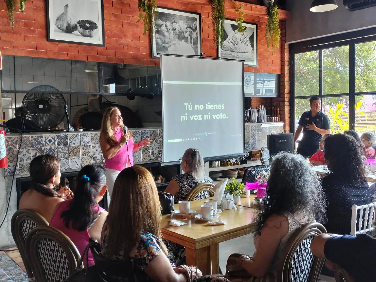 Eva Contreras encabeza reunión con candidatos de "Fuerza y Corazón por México"