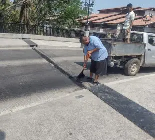Reparan placa de metal en puente del río Cuale que no dejaba dormir a los vecinos