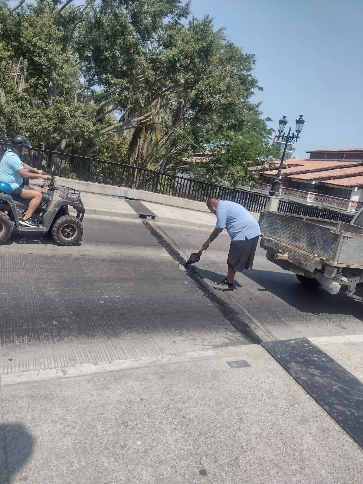 Reparan placa de metal en puente del río Cuale que no dejaba dormir a los vecinos