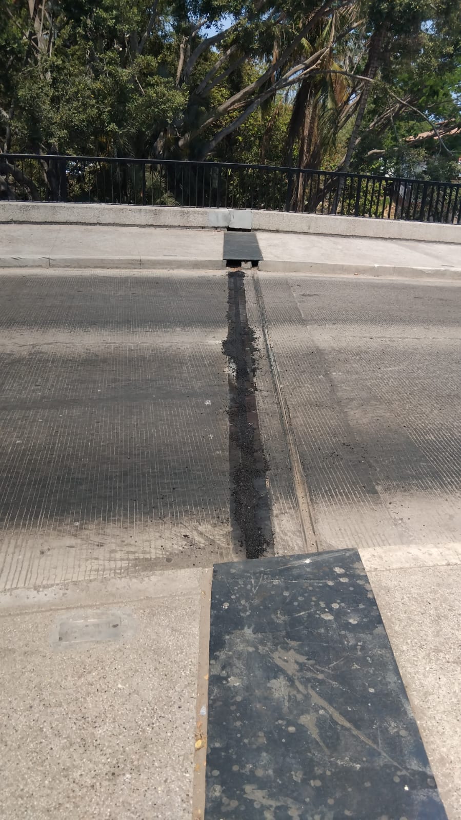 Reparan placa de metal en puente del río Cuale que no dejaba dormir a los vecinos