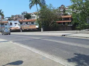 Reparan placa de metal en puente del río Cuale que no dejaba dormir a los vecinos