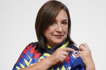 ¡Traiciona al Cruz Azul! Xóchitl Gálvez cumple apuesta y se pone playera del América