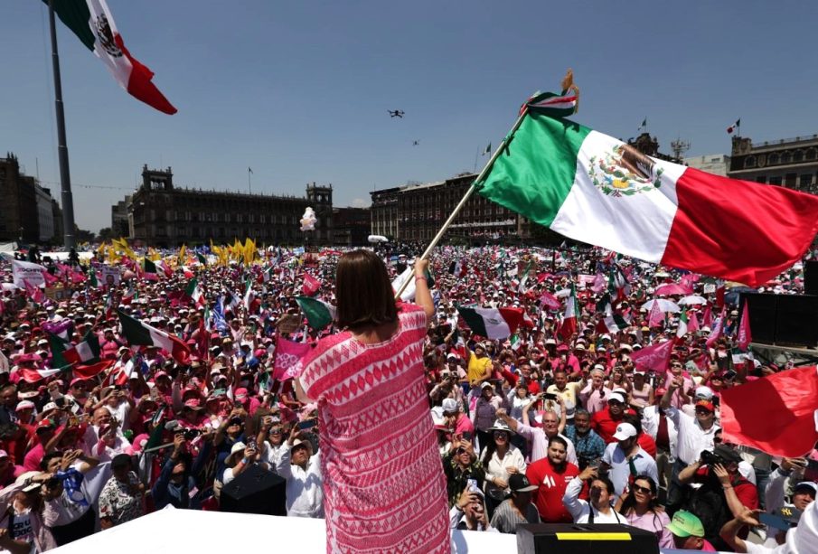 Xóchitl Gálvez ondea bandera en concentración Marea Rosa