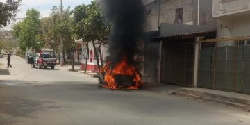 auto siendo consumido por las llamas