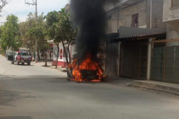 auto siendo consumido por las llamas