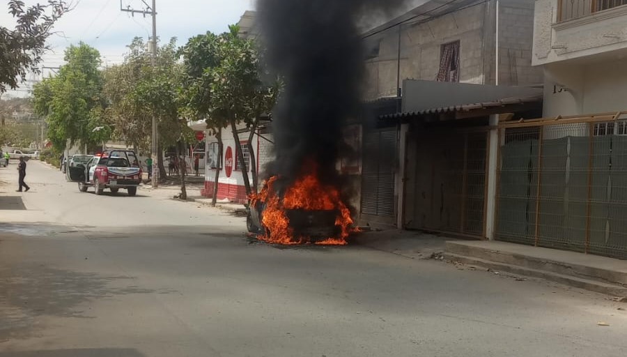 auto siendo consumido por las llamas