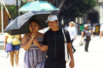 Personas padecen el calor en Oaxaca