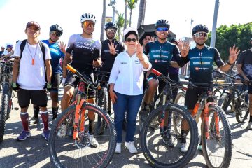Chuyita López con ciclistas