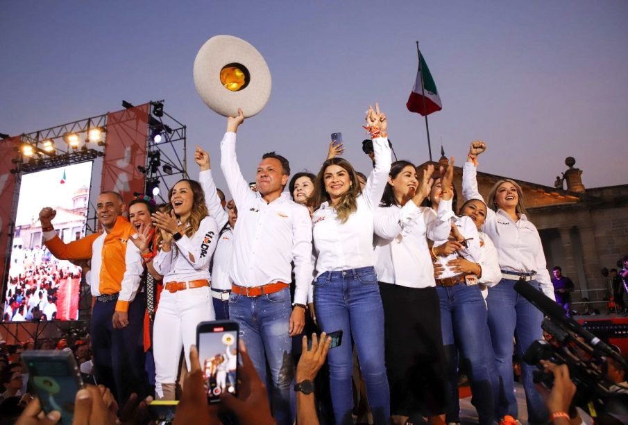 Lemus en GDL con simpatizantes del MC