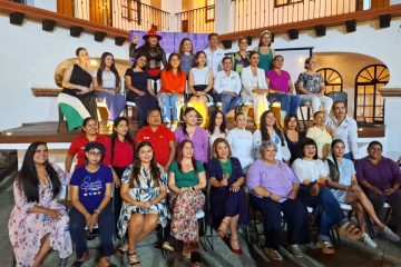 Mujeres tras firma de pacto sororo