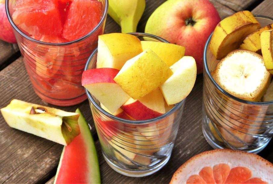 Diversidad de fruta picada en un vaso de vidrio