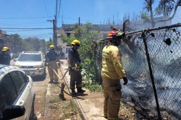 Bomberos atiende incendio en terreno