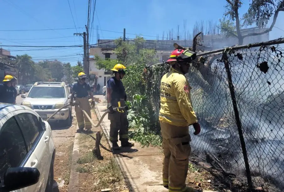 Bomberos atiende incendio en terreno