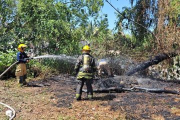 Prenden fuego a llantas a un costado del Estero El Salado