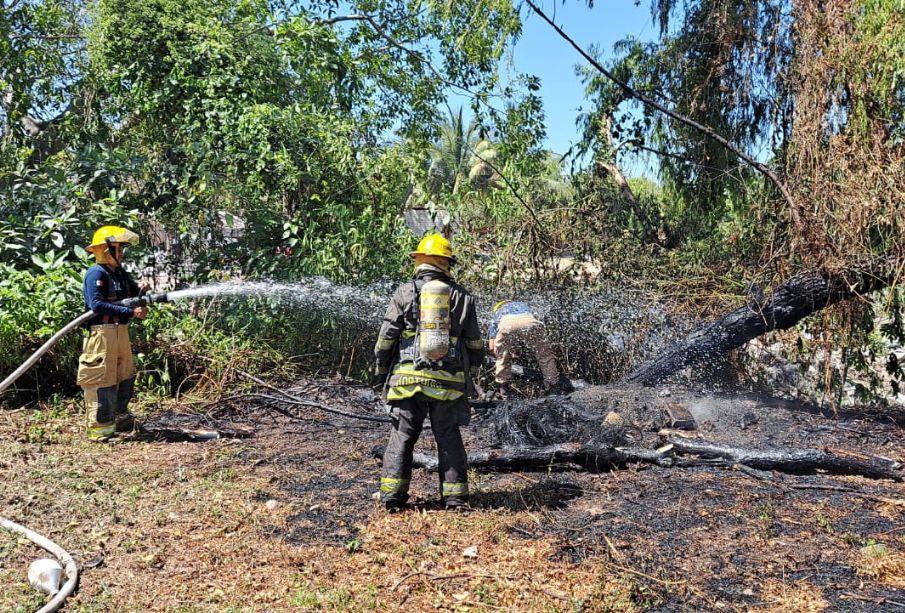 Prenden fuego a llantas a un costado del Estero El Salado