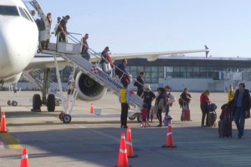 Pasajeros arribando a aeropuerto