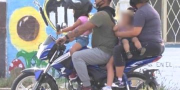Familia con menores en moto