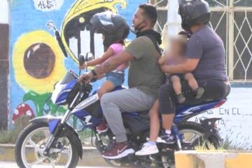 Familia con menores en moto