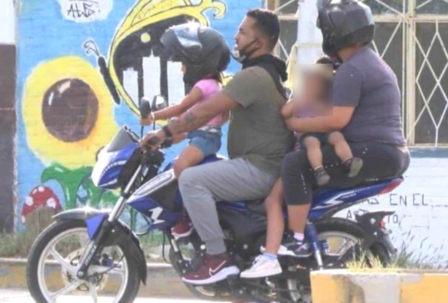 Familia con menores en moto