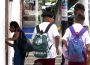 Niños ingresan a escuelas en plena ola de calor