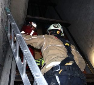 Rescate de dos personas dentro de elevador de hotel