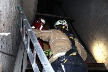 Rescate de dos personas dentro de elevador de hotel