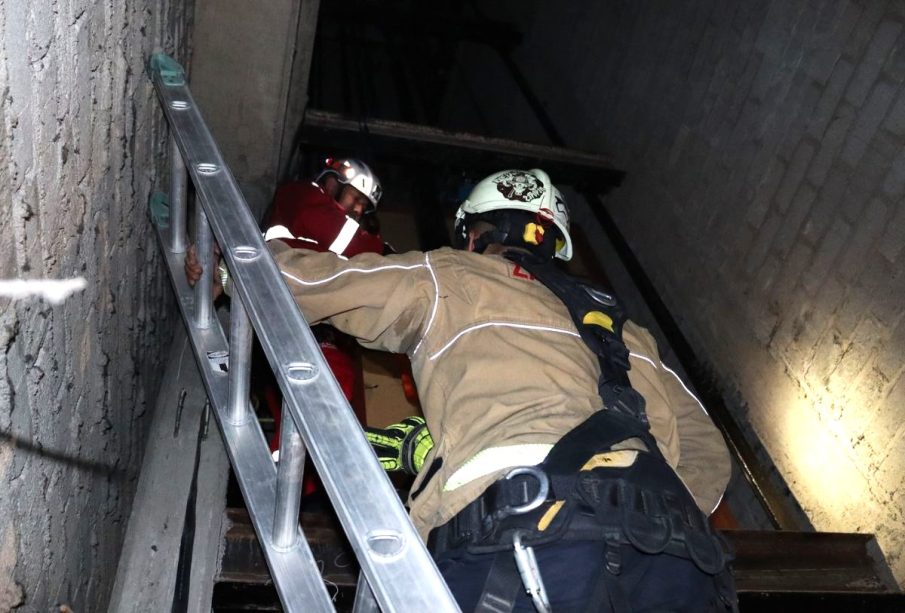 Rescate de dos personas dentro de elevador de hotel