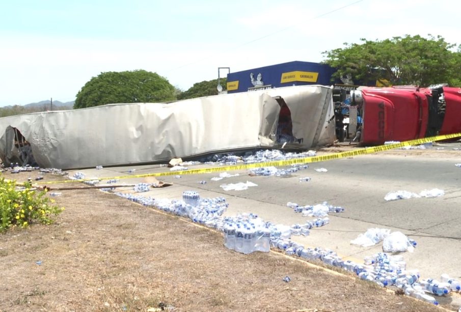 Tráiler colapsado en avenida